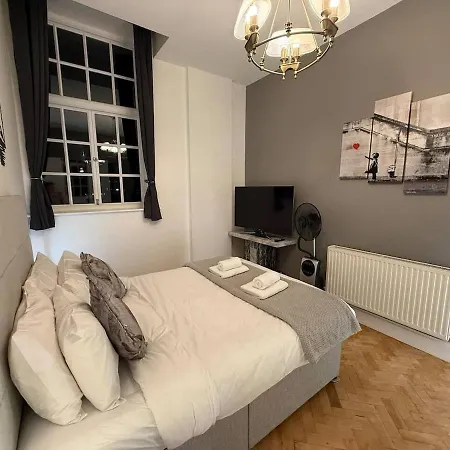 Hi Spec Victorian With Rooftop Hot Tub * Bristol