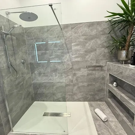 Hi Spec Victorian With Rooftop Hot Tub *