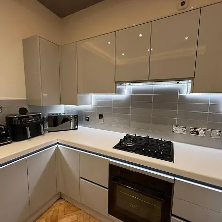 Hi Spec Victorian With Rooftop Hot Tub *