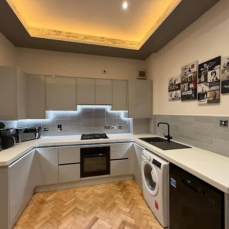 Hi Spec Victorian With Rooftop Hot Tub