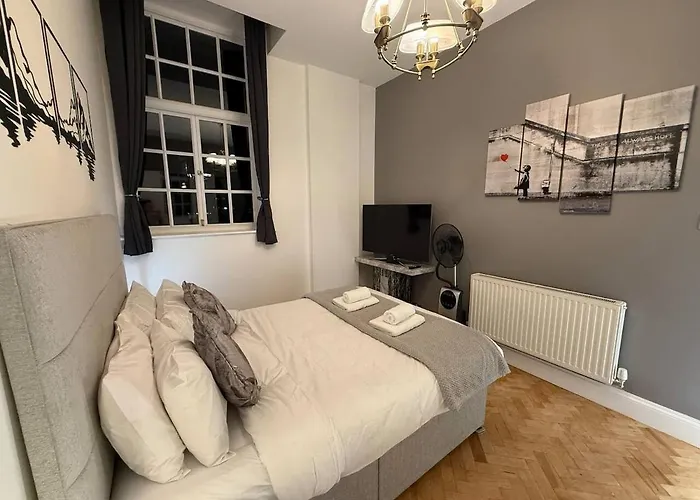 Hi Spec Victorian With Rooftop Hot Tub * Bristol