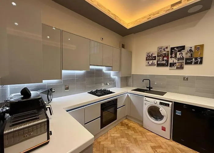 Hi Spec Victorian With Rooftop Hot Tub Apartment *