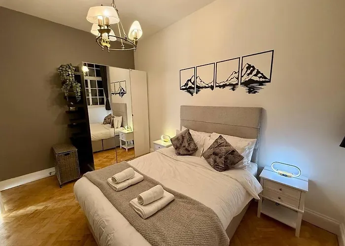 Hi Spec Victorian With Rooftop Hot Tub Apartment