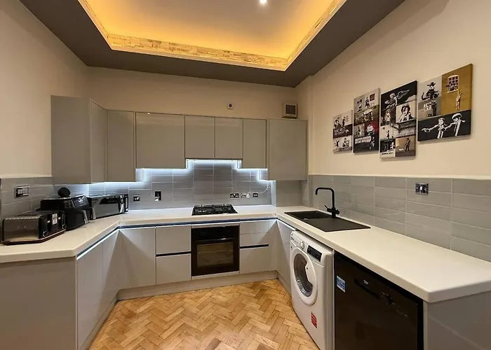 Hi Spec Victorian With Rooftop Hot Tub