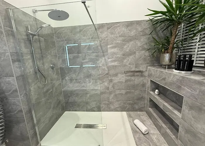 Hi Spec Victorian With Rooftop Hot Tub *