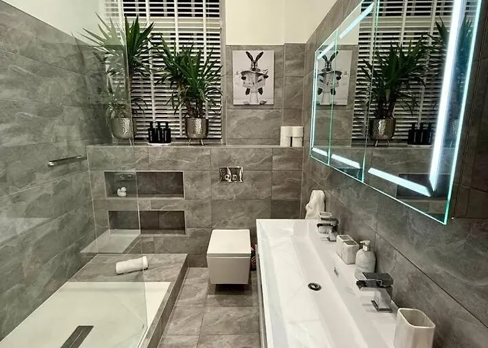 Hi Spec Victorian With Rooftop Hot Tub Μπρίστολ