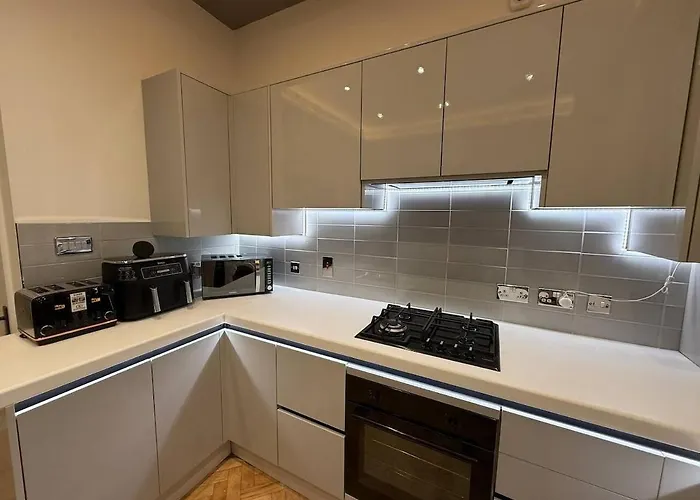 Hi Spec Victorian With Rooftop Hot Tub *