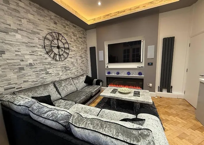 Daire Hi Spec Victorian With Rooftop Hot Tub Bristol